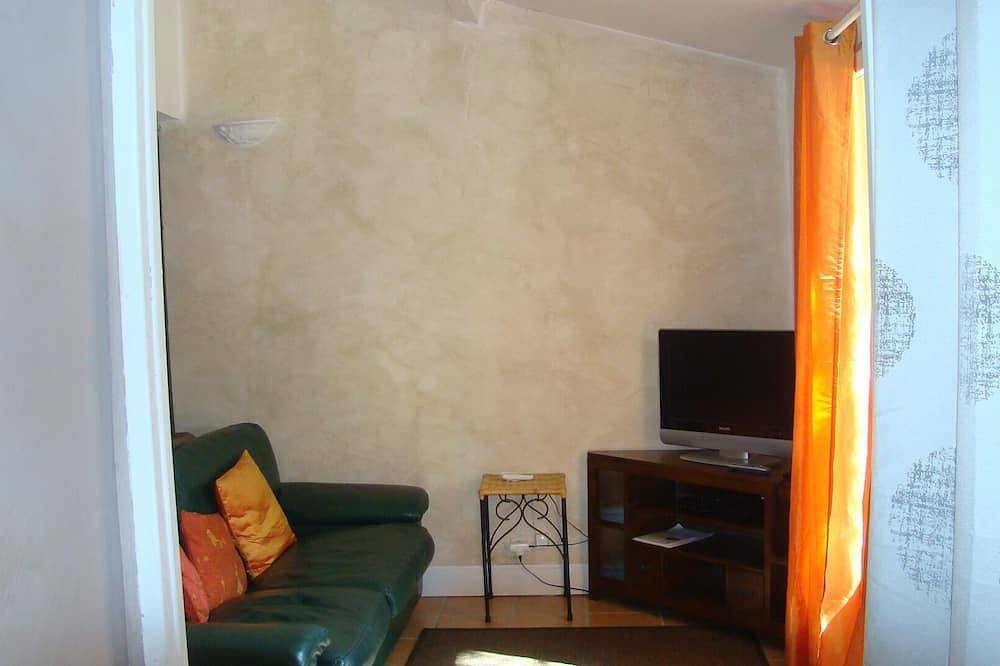 Entire Apartment Attached To The Main House in Belgentier, Mittelmeerküste (Frankreich)