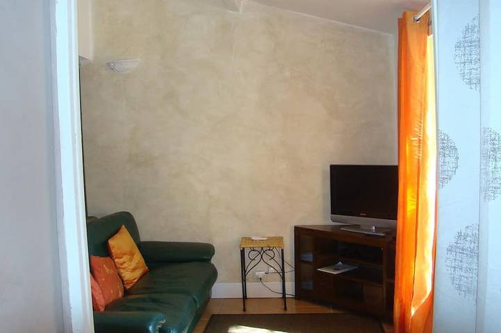Entire Apartment Attached To The Main House in Belgentier, Mittelmeerküste (Frankreich)
