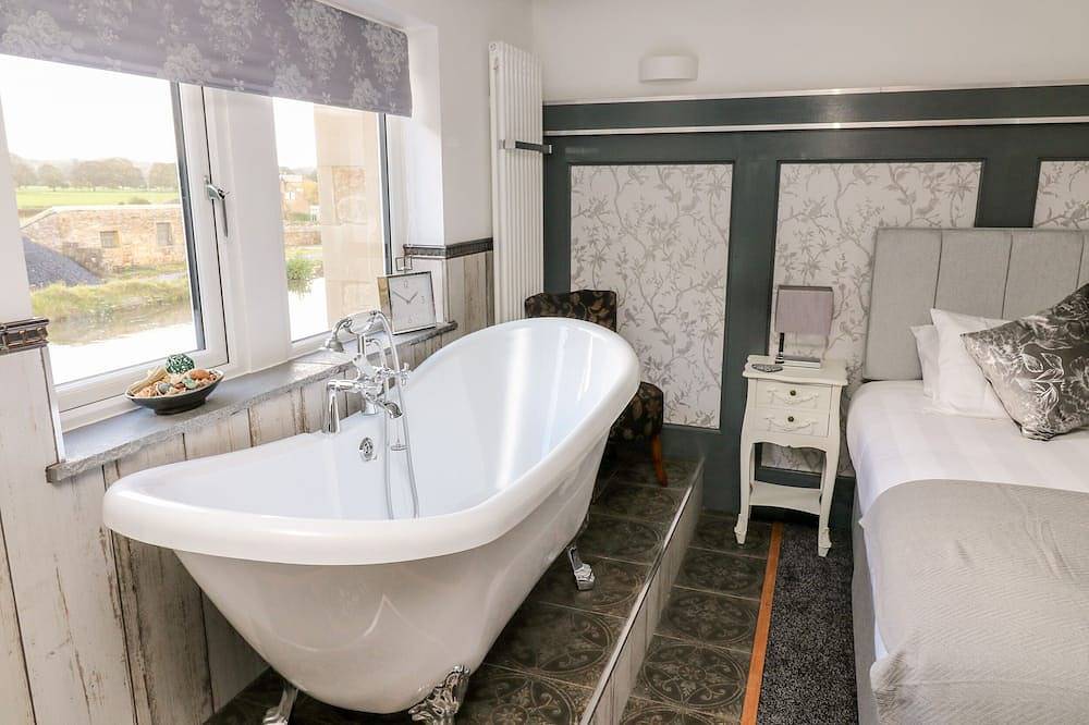 Lock View - Nordic Spa, pet friendly, with hot tub in Gargrave in Gargrave, Yorkshire Dales National Park
