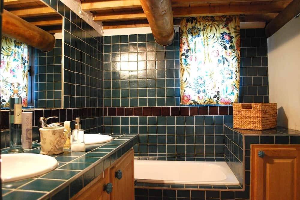 Nice house with swimming pool in Bonnieux, Luberon Park in Bonnieux, Parque natural regional del Luberon