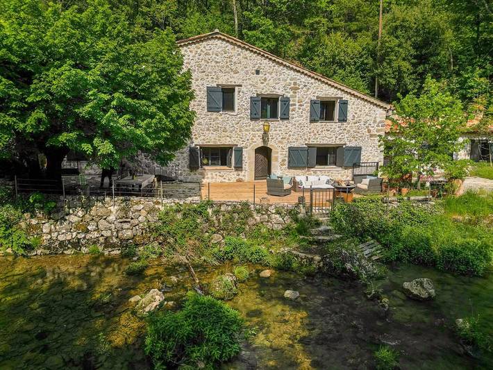 Location de vacances pour 6 personnes, avec terrasse et vue à Escragnolles