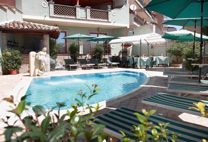 Chambre d’hôte pour 2 personnes, avec jacuzzi ainsi que piscine et jardin, animaux acceptés à Giardini-Naxos - 2