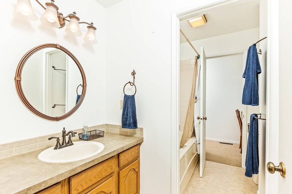 Lovely home with fireplace & full kitchen - steps from the slopes in Girdwood, Anchorage