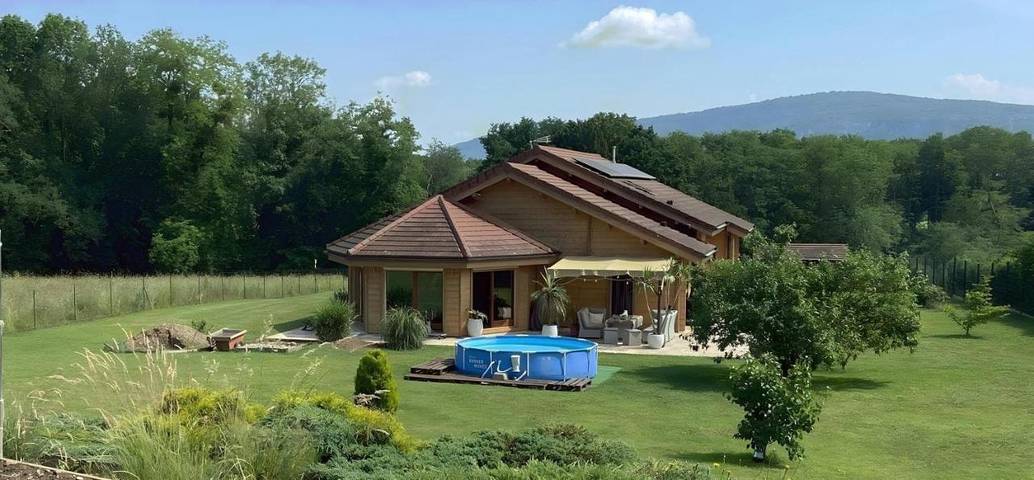 Location de vacances pour 10 personnes, avec jardin et piscine à Peyrieu
