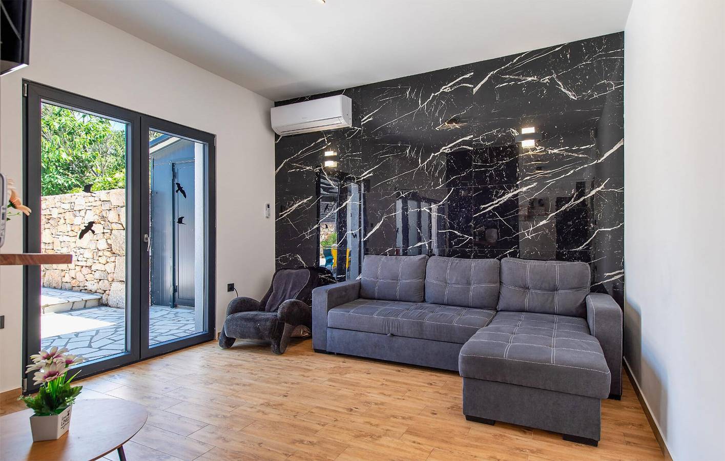 Holiday home for 6 people with terrace in Dalmatian Zagora