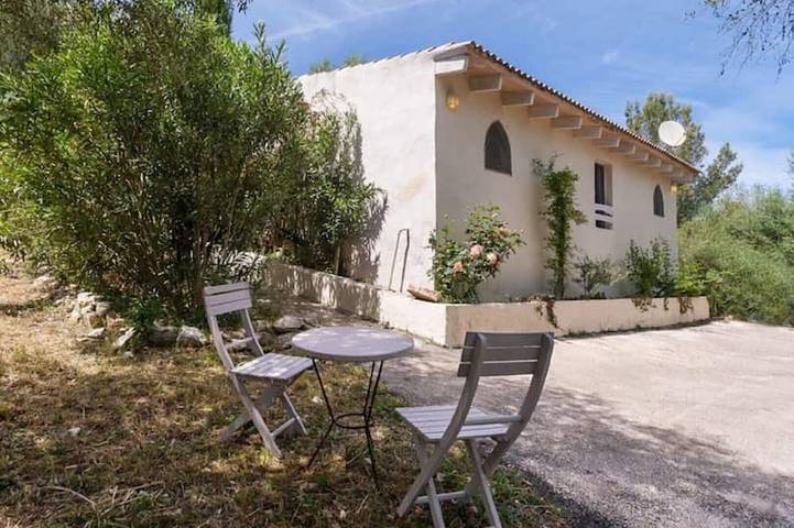 Gîte pour 2 personnes, avec terrasse ainsi que jardin et piscine, animaux acceptés à Petra