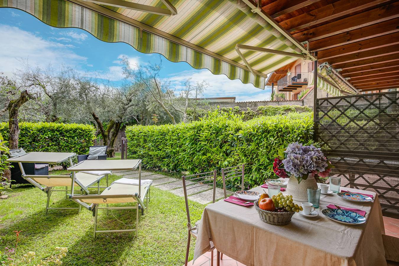 Ganze Wohnung, Borgo Degli Ulivi shared pool- 200m lake in Maderno, Toscolano-Maderno