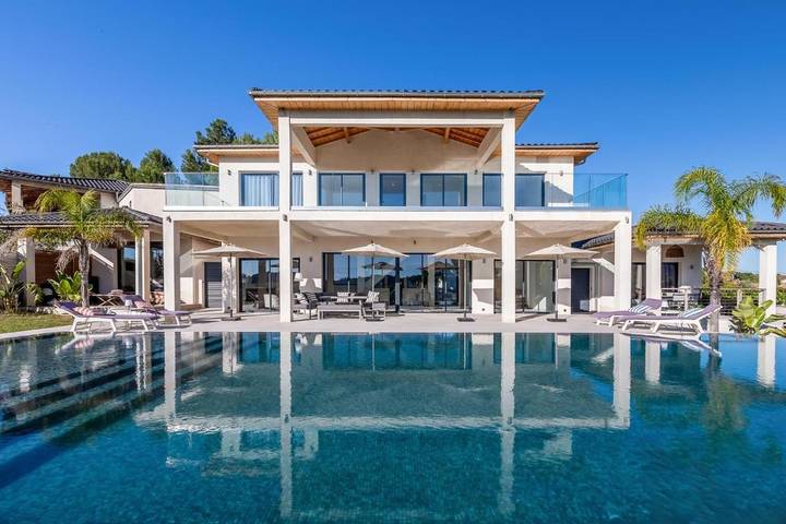 Villa pour 8 personnes, avec piscine ainsi que jardin et vue