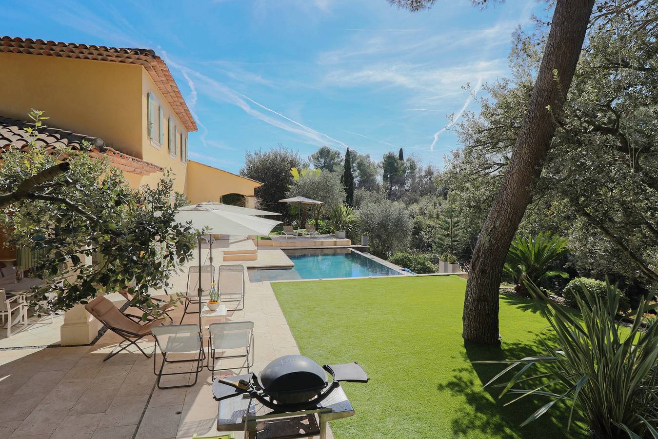 Peaceful Villa with Infinity Pool, 10' from Center in Antibes, Mediterranean Coast (France)