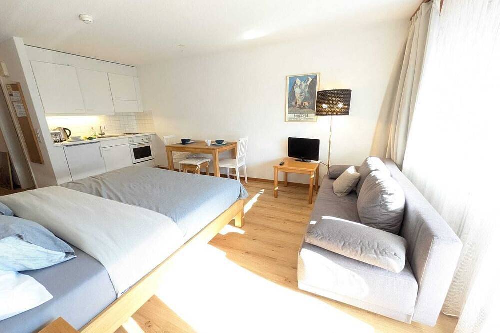 Ganze Wohnung, Studio with balcony, Niesen view & parking near Interlaken, Thunersee & Blausee in Aeschi bei Spiez, Thunersee