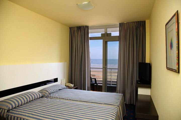 Hôtel pour 3 personnes, avec terrasse ainsi que vue et piscine à Laredo - 4