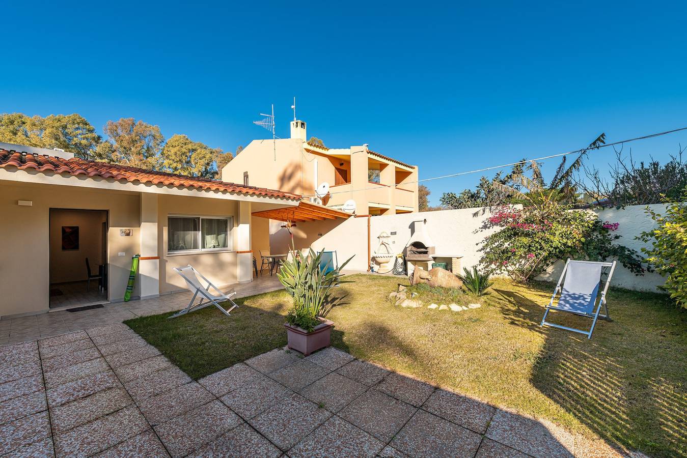 Vacation Home 'Ibiscus Rosa 2" with Mountain View, Terrace & A/C in Geremeas, Maracalagonis
