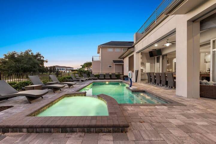 Vacation rental for 18 people, with hot tub and pool as well as balcony in Celebration