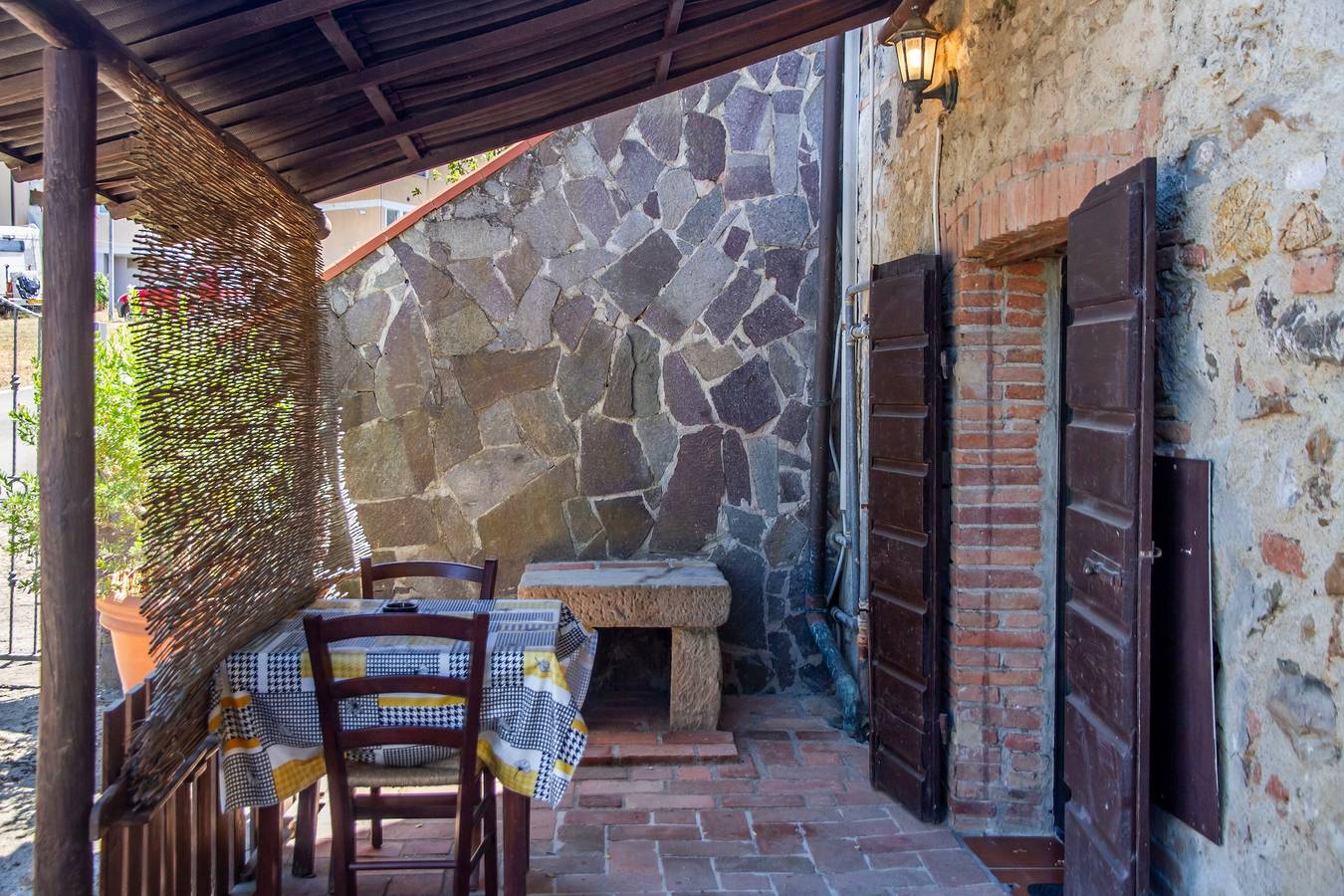 Ganze Wohnung, Apartment 'Taverna' mit privater Terrasse, Gemeinschaftsgarten und Wlan in Gavorrano, Grosseto Provinz