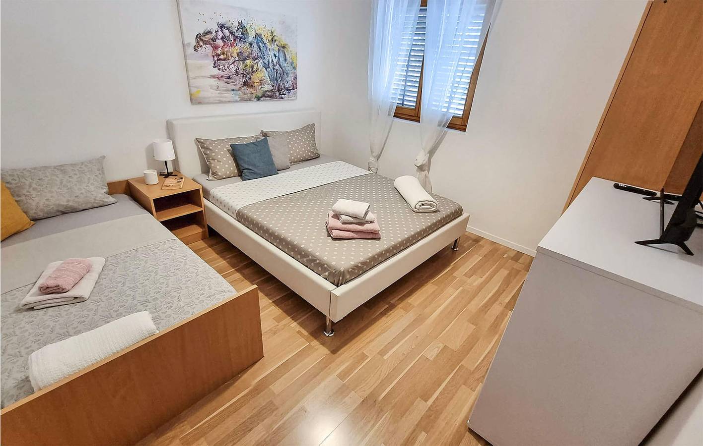 Sonniges Apartment mit Pool und Parkplatz – WLAN inklusive in Grad Benkovac, Zadar