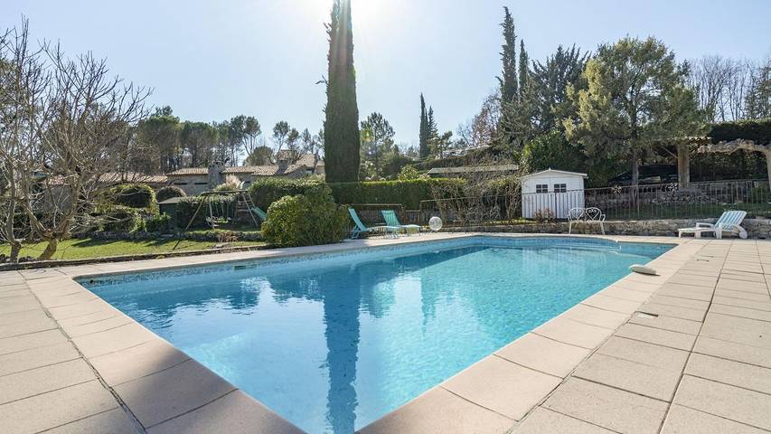 Location de vacances pour 9 personnes, avec piscine et jardin à Callian