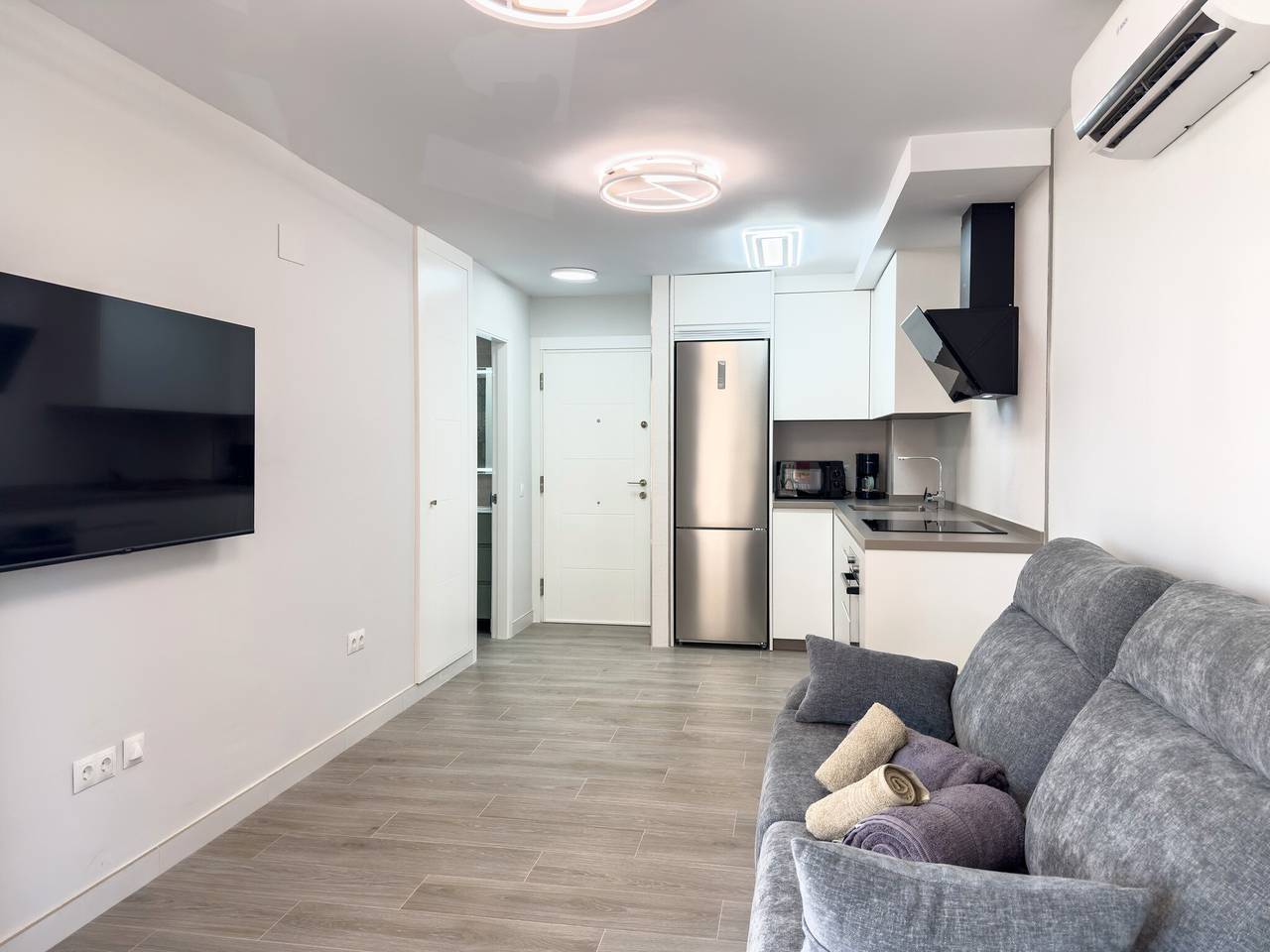 Entire studio, Studio 'Estudio Mediterráneo A124' with Shared Pool, Wi-Fi and Air Conditioning in Torrox Costa, Torrox