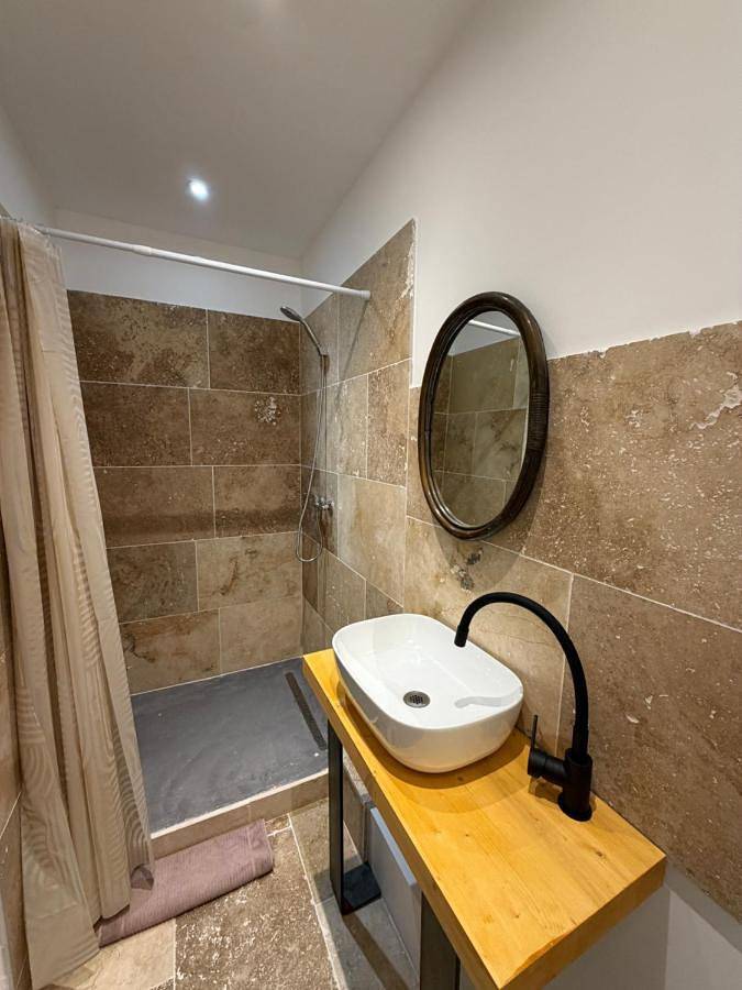 Gîte pour 3 personnes, avec Terrasse ainsi que Jardin et Piscine à Grillon - 2