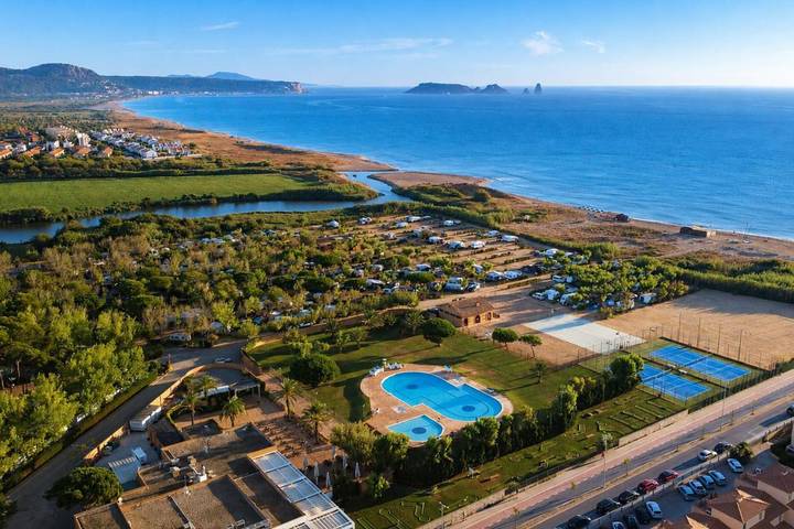 Camping pour 4 personnes, avec Terrasse ainsi que Jardin et Piscine