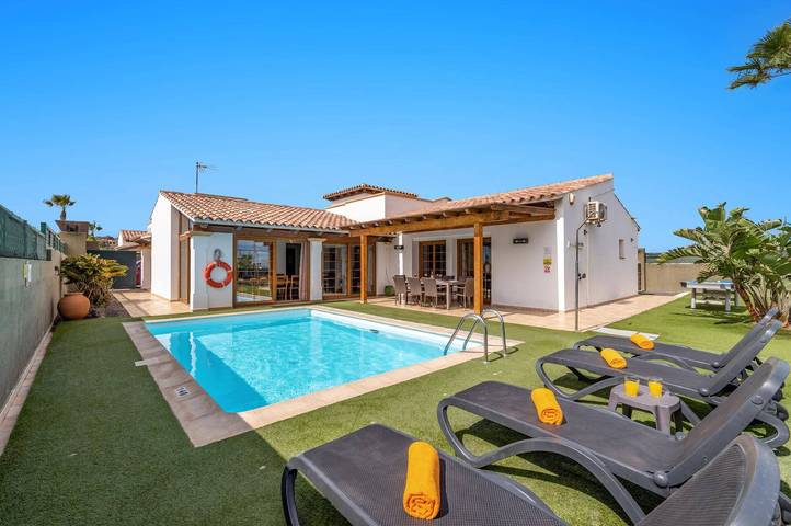 Cheap villa for 8 people, with garden in Corralejo