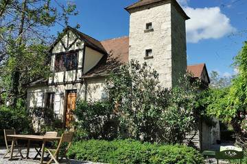 Gîte pour 8 personnes, avec piscine ainsi que jardin et terrasse à Meyronne