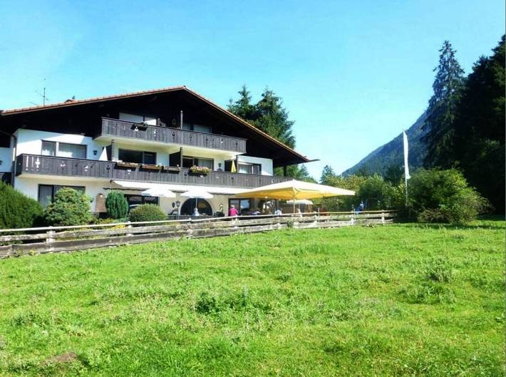 Ferienwohnung für 3 Personen, mit Balkon und Terrasse sowie Garten und Pool