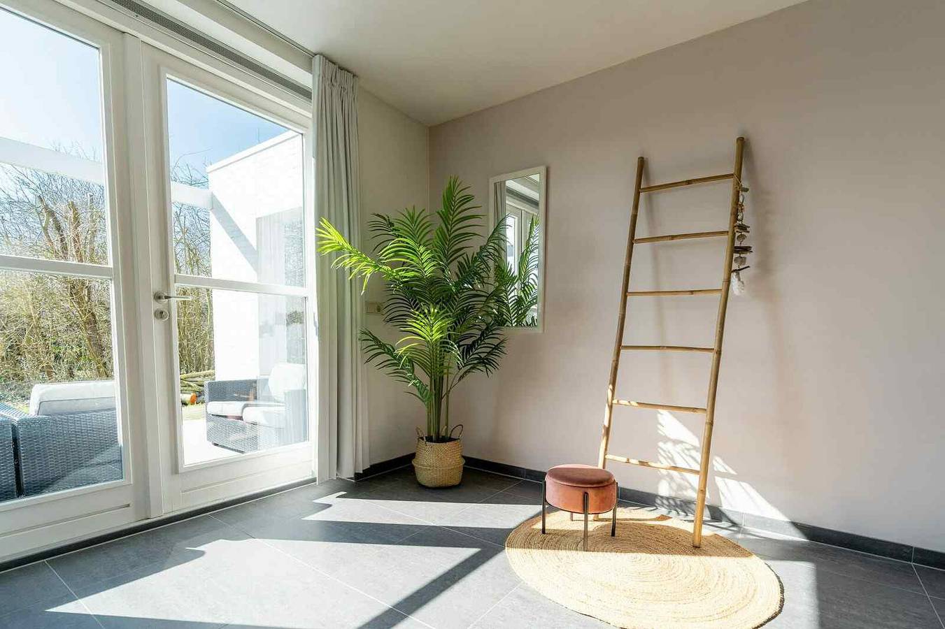 Spacious 8-person holiday home with sauna and outdoor spa in Ouddorp, near the beach. in Ouddorp, Goeree-Overflakkee