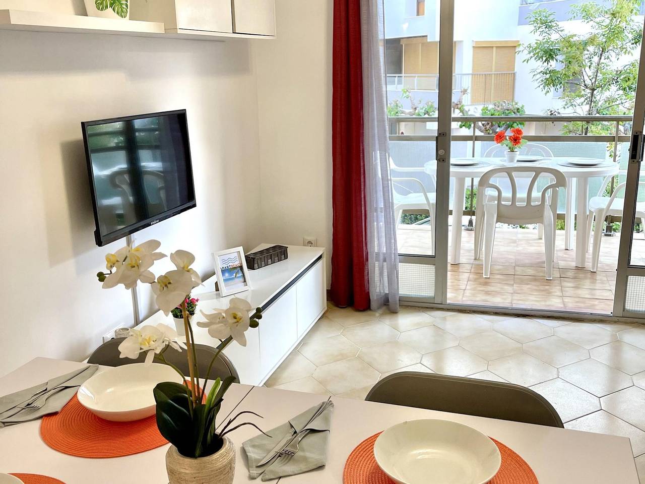 Apartamento entero, Apartamento junto al mar con aire acondicionado en La Pineda in La Pineda, Platja de la Pineda