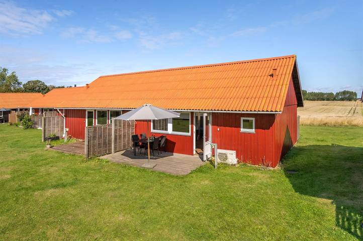 Ferieudlejning for 4 personer, med Terrasse og Have i Fejø