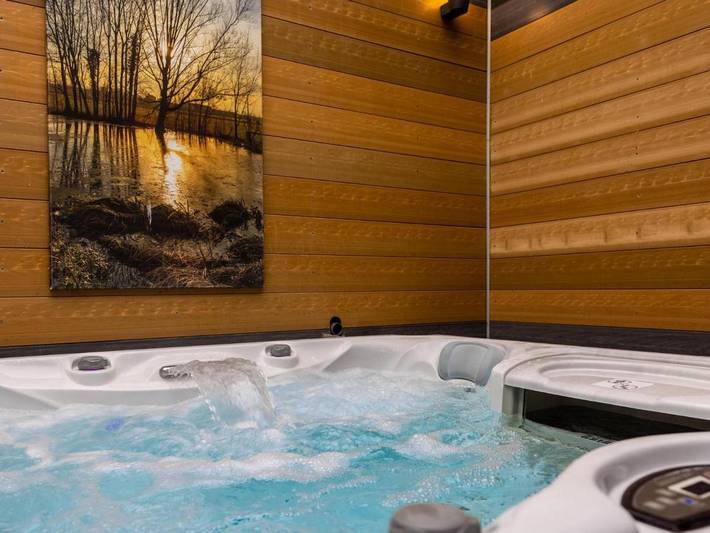 Vakantiehuis voor 2 personen, with terras and tuin as well as whirlpool in Oldenzaal