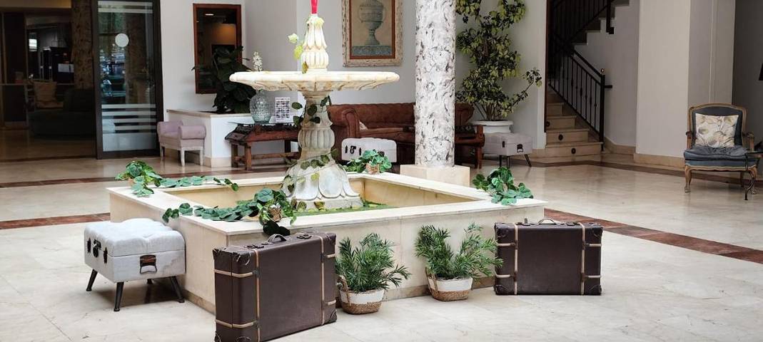 Hotel para 3 personas, con jardín y sauna además de piscina y jacuzzi, Familias con niños - 1