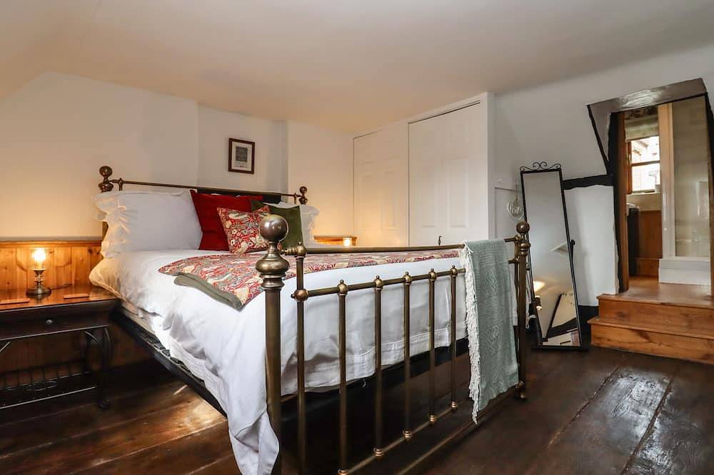Runnymede, pet friendly, character holiday cottage in Tewkesbury in Tewkesbury, Gloucestershire