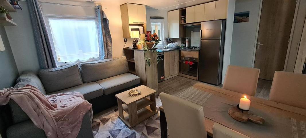 Camping pour 6 personnes, avec bassin pour enfant et vue ainsi que jardin et piscine, animaux acceptés