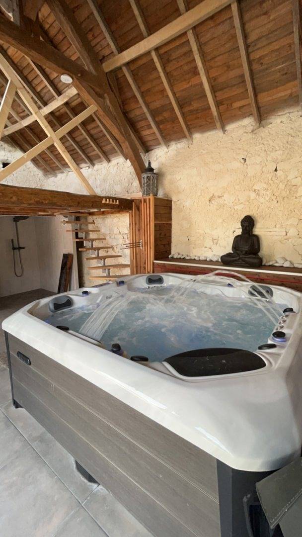 Gîte pour 10 personnes, avec terrasse ainsi que jardin et jacuzzi dans Allier - 3