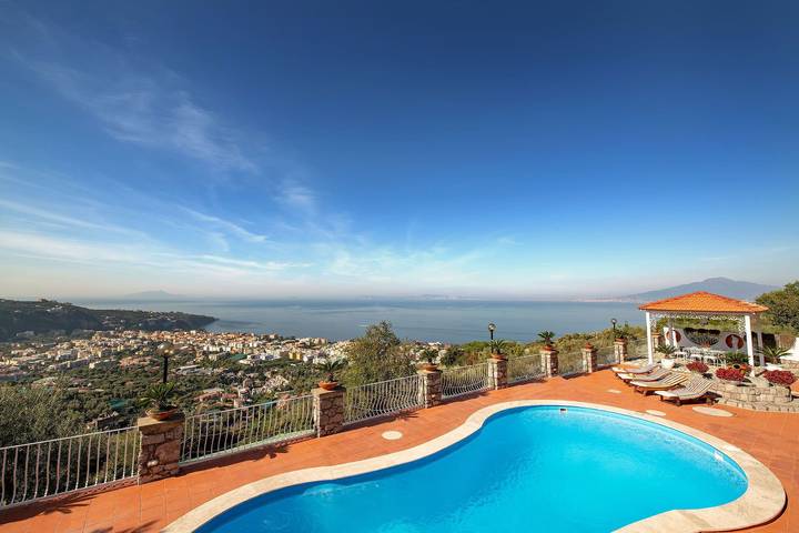 Holiday home for 8 people, with garden and balcony in Sorrento