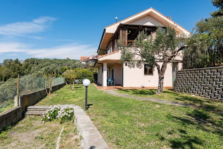 Appartamento intero, Guesthost - Cozy Flat with Garden and Parking in San Lorenzo al Mare, Riviera di Ponente