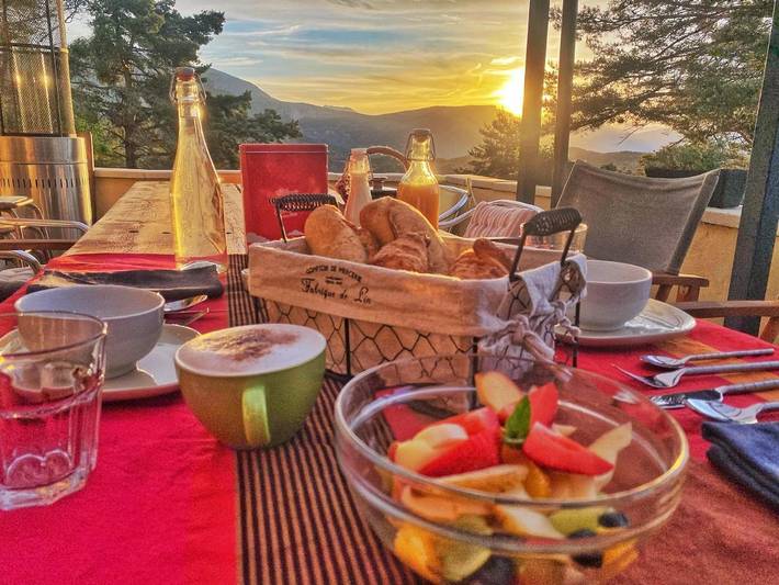 Chambre d’hôte pour 4 personnes, avec Terrasse ainsi que Jardin et Vue dans les Gorges du Verdon