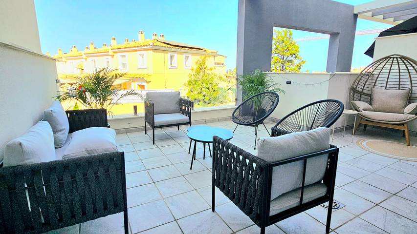Villa with Private Pool and Sea Views, Near Airport and Beach for 6 Guests in El Pinar Torremolinos, Torremolinos
