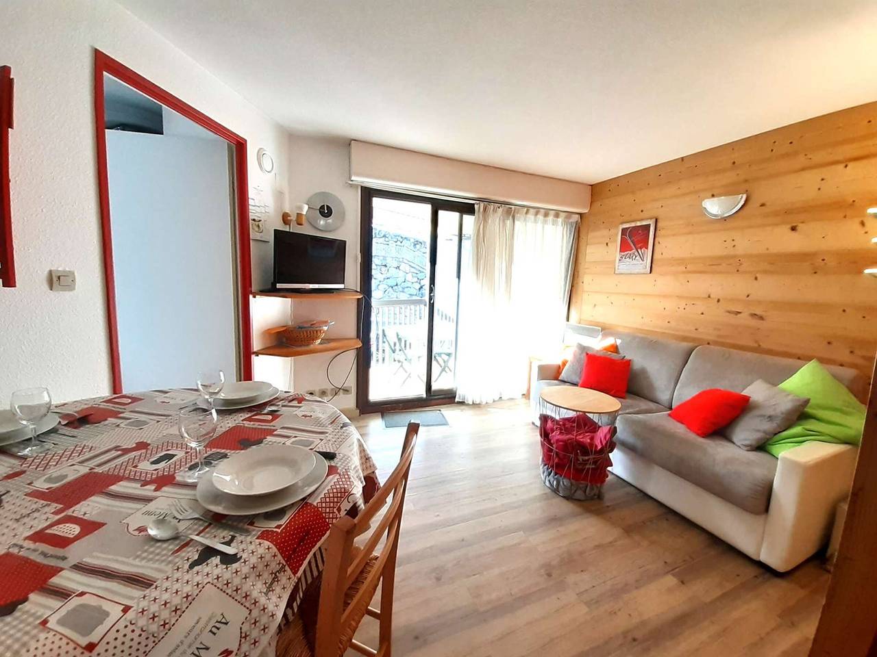 Entire apartment, T2 6 Pax, balcony, equipped kitchen, ski locker, 1700m, Saint-Lary in Saint-Lary-Soulan, Pyrenees National Park