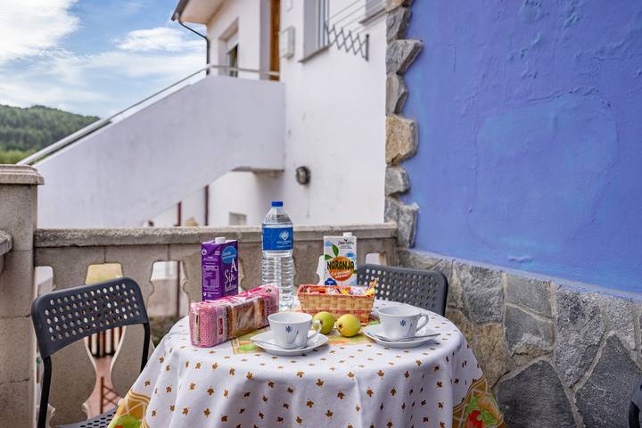 Maison de vacances 'Camilo' avec vue sur la montagne, terrasse privée et Wi-Fi in Soto del Barco, Côte Cantabrique