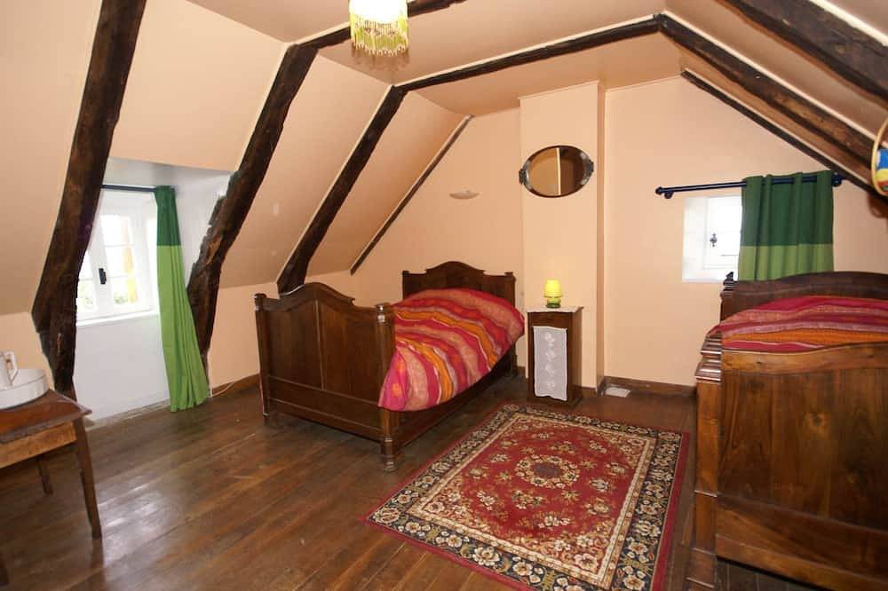 Rustic Holiday Home in Saint-Geniez-d'Olt with a Garden in Pierrefiche, Massif Central