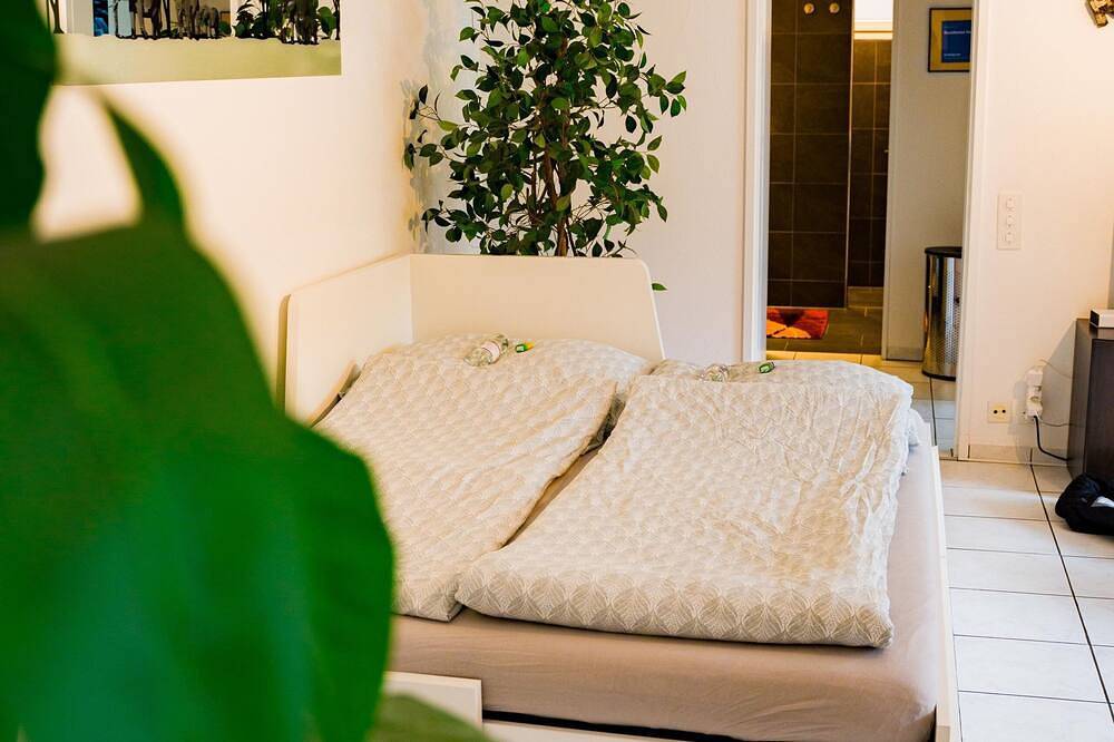 Apartamento entero, Terraza con jacuzzi y ducha de sensaciones con vistas de bosques y prados in Unterkulm, Aargau-Basel