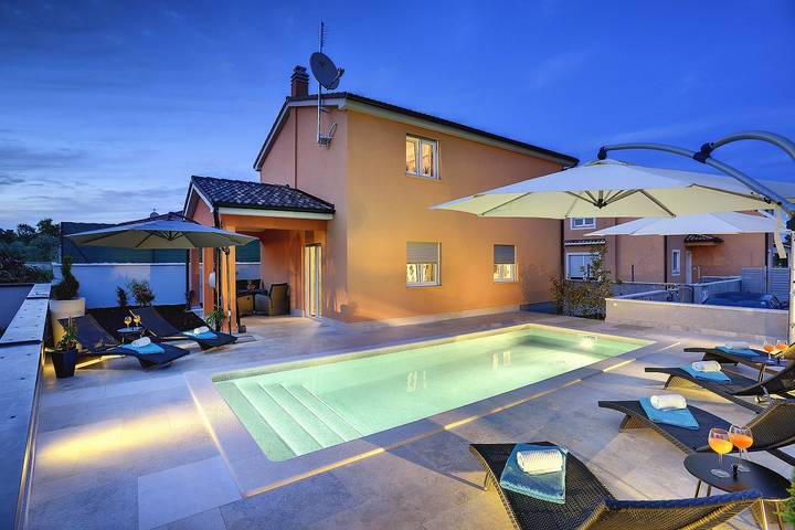Herrliche Villa mit privatem Salzwasserpool und lokalem Lieferservice in Sisan, Südküste Istrien