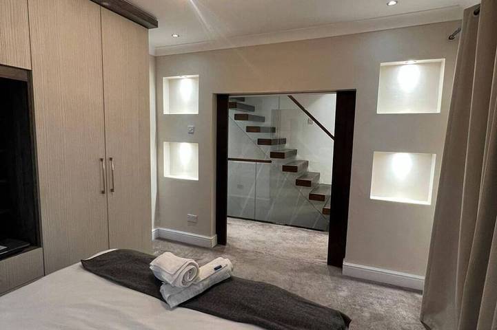 Elegant family home, 2x jacuzzi corner baths, Contract Workers and Nhs Welcome. in Luton, Chiltern Hills