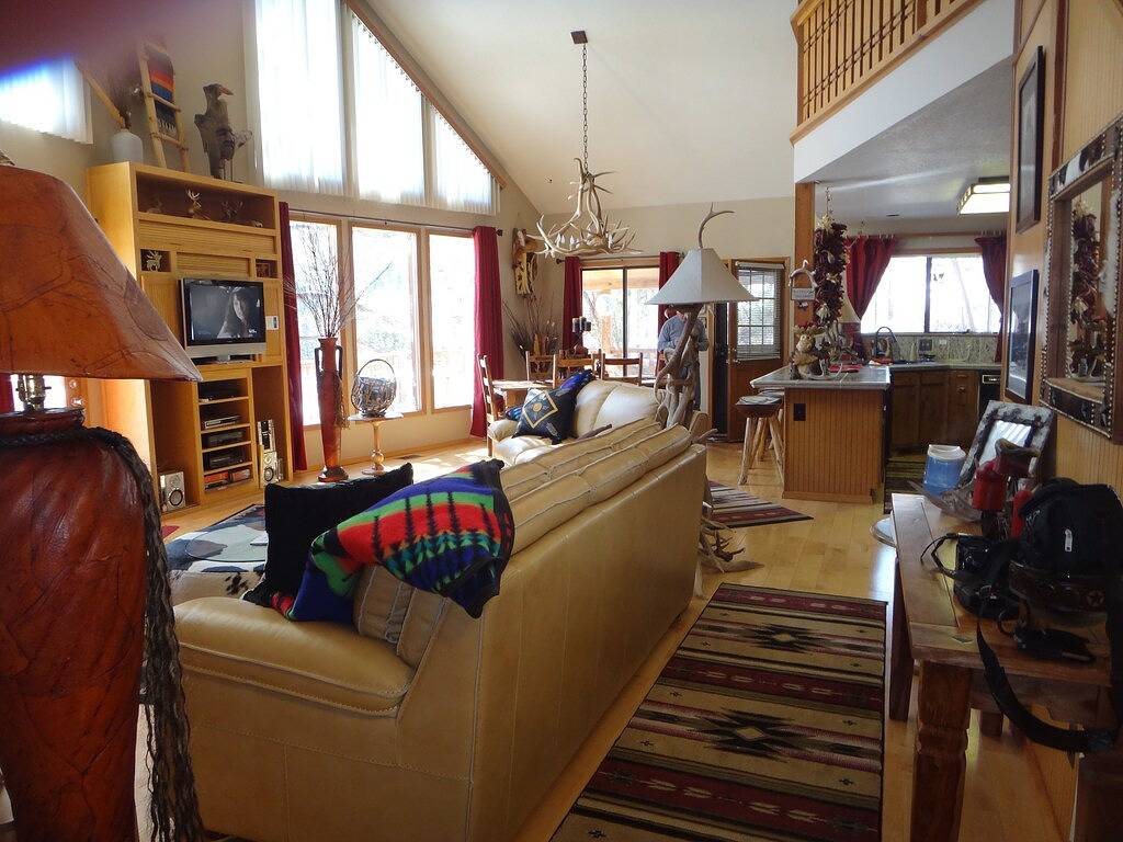 Bergseite Haus mit Blick auf Dorf und Skigebiet in Red River, Taos County