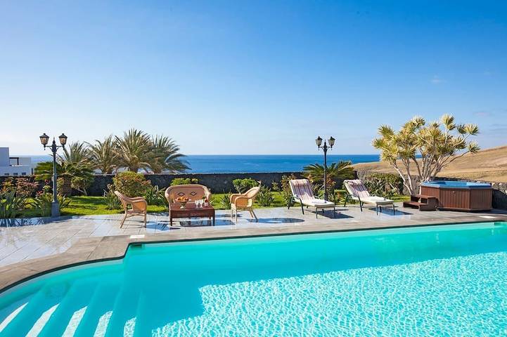 Villa for 6 people, with garden in Puerto Calero Marina