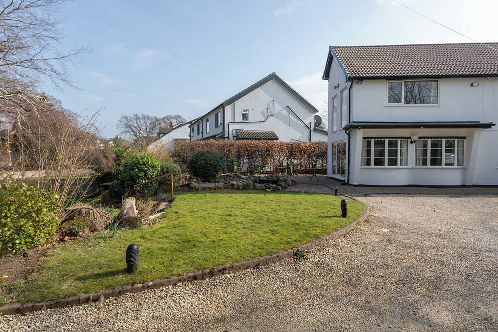 Robins Perch- Modern Cosy Cottage with Fantastic Garden View in a quiet location in Stockport, Greater Manchester