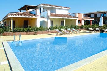 Gîte pour 4 personnes, avec piscine ainsi que jardin et terrasse à Monte Petrosu