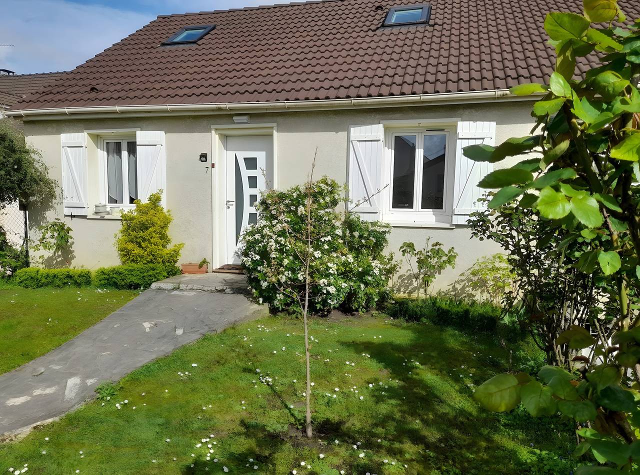 Chambre calme et cosy à Eaubonne, terrasse partagée, Wi-Fi et climatisation in Eaubonne, Val-d'Oise