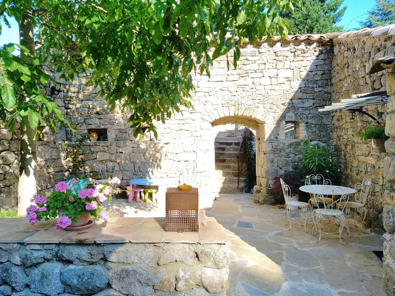 Ganze Wohnung, Appartement „Les Mimosas Gite Du Mas Haut“ mit Bergblick, Wlan und Klimaanlage in Saint-Jean-du-Gard, Cevennen